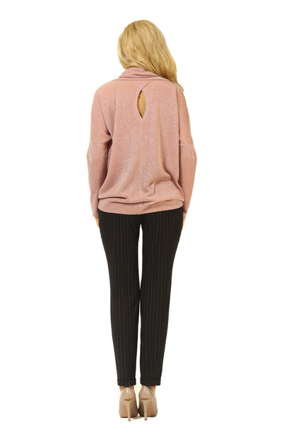 ξανθιά γυναίκα με μακριά μαλλιά σε ροζ πουλόβερ μαύρο παντελόνι ψηλά τακούνια στιλέτο παπούτσια πλήρες σώμα φωτογραφία που απομονώνονται σε λευκό ΠΙΣΩ ΟΨΗ - Φωτογραφία, εικόνα