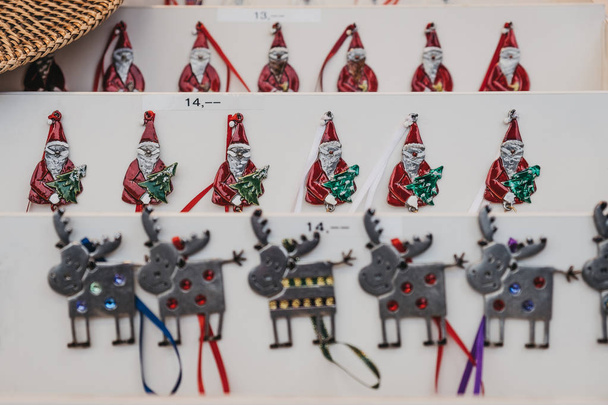 Filas de decoraciones de árboles de Navidad hechos a mano de metal a la venta en un mercado europeo de Navidad
. - Foto, Imagen