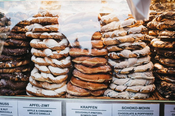 Pilhas de pretzels feitos na hora à venda em um estande de mercado de Natal
. - Foto, Imagem