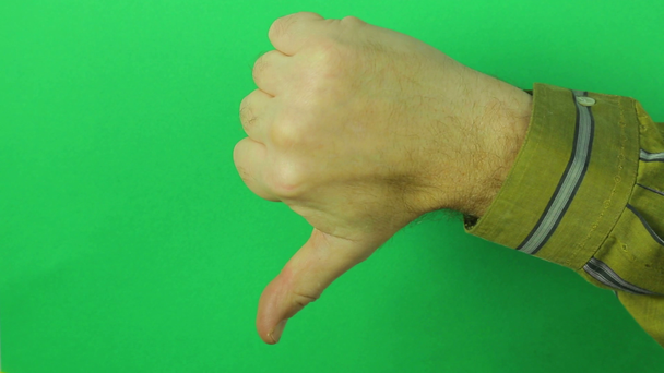 Férfi kezét, egy zöld háttér azt mutatja, hogy egy mozdulattal anticlass. Közeli kép: - Felvétel, videó