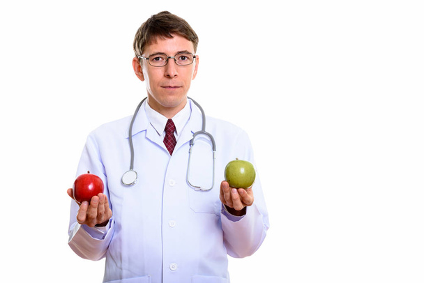 Prise de vue studio d'un médecin tenant une pomme rouge et une pomme verte
 - Photo, image