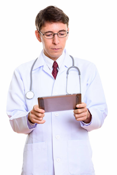 Studio zdjęcie człowieka lekarza przy użyciu tabletu cyfrowego - Zdjęcie, obraz