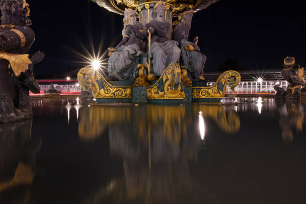 Fontaine des Mers, a Place de la Concorde tükröződik a vízen, Párizs, Franciaország - Fotó, kép