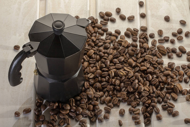 イタリア コーヒー ポット コーヒー メーカーや cafettiera は、白い背景の上のコーヒー豆でいっぱい。コピー スペース. - 写真・画像
