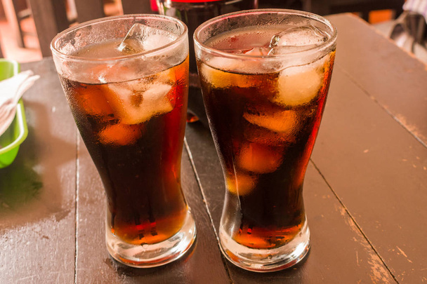 Gläser mit schwarzer Soda und Eis - Foto, Bild