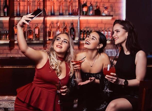 Cheerful female friends resting in the nightclub - Foto, immagini
