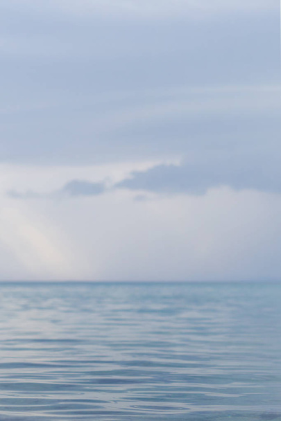 Olas de agua de mar en día nublado, fondo natural. Vista al mar en día nublado de verano
. - Foto, imagen
