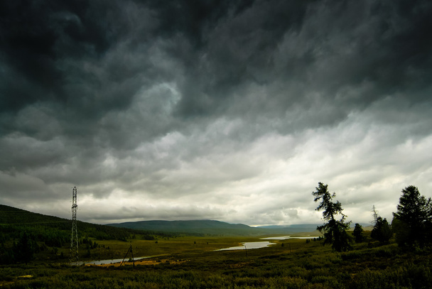 Dağlarda yağmur siyah fırtınalı gökyüzü. Altay. Rusya - Fotoğraf, Görsel