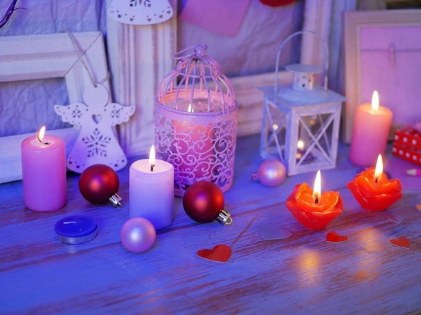 Sezónní slavnostní vnitřní složení koulí, zapálil svíčky, dřevěné rámy, dekorativní lampy, cítila srdce, papír na poznámky na dřevěný stůl, koncept Gratulujeme na dovolenou, Romantický večer, Valentýn, Vánoce, nový rok - Fotografie, Obrázek