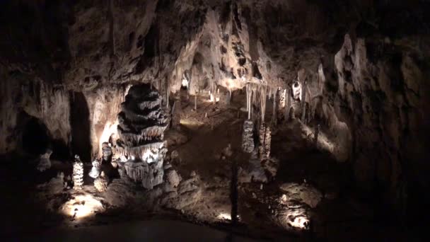 Grottes de Sloup-Sosuvka en kras moraves, République tchèque. Stalactites et stalagmites de la caverne Sloupsko-sosuvske en Moravie du Sud. Calcaire avec lumière souterraine. Personnes méconnaissables lors d'une visite à pied en souterrain à la tombée de la nuit
 - Séquence, vidéo