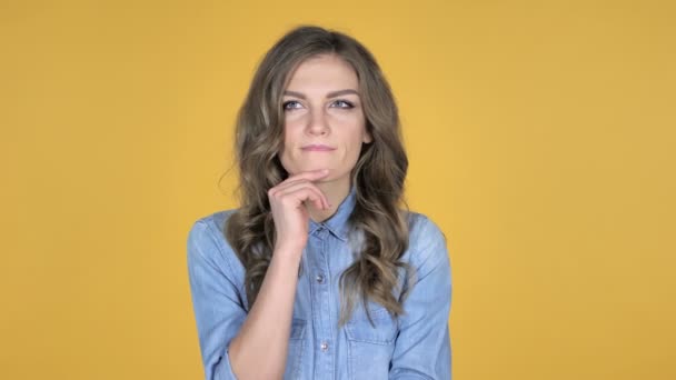 denken junges Mädchen bekam neue Idee isoliert auf gelbem Hintergrund - Filmmaterial, Video