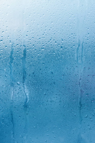 Vidrio de ventana con condensación de alta humedad. Fondo de agua natural. Foto vertical. Copiar espacio
 - Foto, imagen
