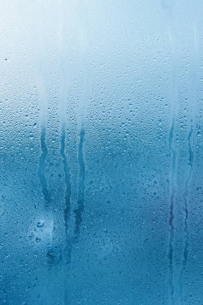 Vidrio de ventana con condensación de alta humedad. Fondo de agua natural. Foto vertical. Copiar espacio
 - Foto, imagen
