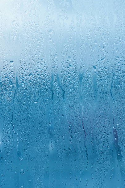 Yüksek nem yoğunlaşma ile pencere cam. Doğal su arka plan. Dikey fotoğraf. Kopya alanı - Fotoğraf, Görsel