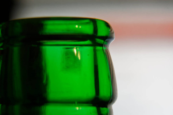 Flaschenhals in grüner Farbe, leere Nahaufnahme-Flasche - Foto, Bild