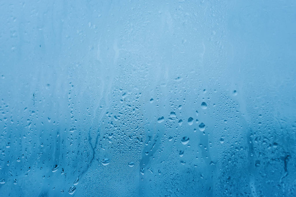 Текстура натуральной воды капает на стекло. Высокая влажность внутри помещения. Крупный план с конденсацией
 - Фото, изображение