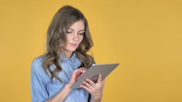 Young Girl Browsing Internet, Using Tablet - Metraje, vídeo