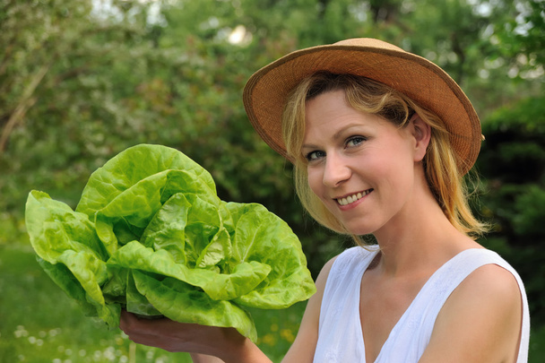 Young woman holding fresh lettuce - Foto, Bild