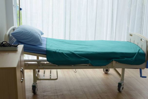 Κρεβάτι σε άδειο δωμάτιο στο νοσοκομείο - Φωτογραφία, εικόνα