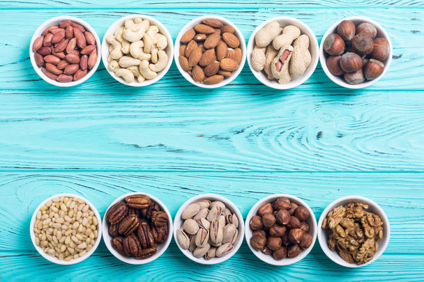 Mix of nuts : Pistachios, almonds , walnuts , pine nut , hazelnuts and cashew . Snack in bowl backgrond - Φωτογραφία, εικόνα