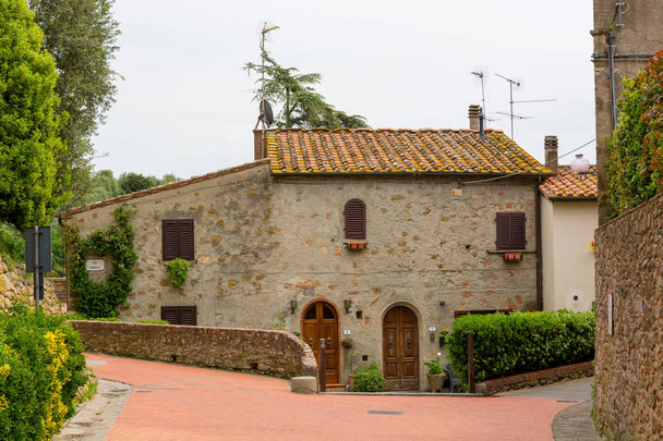 Town in tuscany with traditional medieval architecture. - Foto, Bild