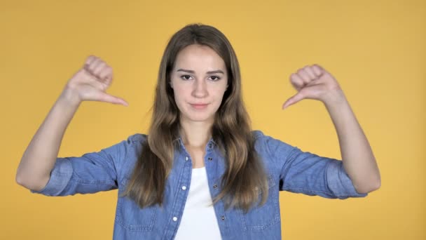 Mooie vrouw gebaren duim omlaag geïsoleerd op gele achtergrond - Video