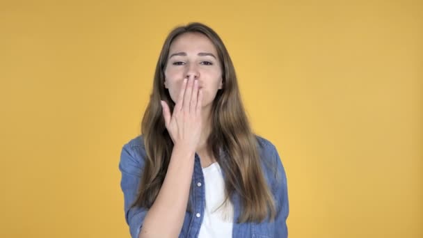 Flying Kiss by Turning Around Pretty Woman Isolated on Yellow Background - Filmagem, Vídeo