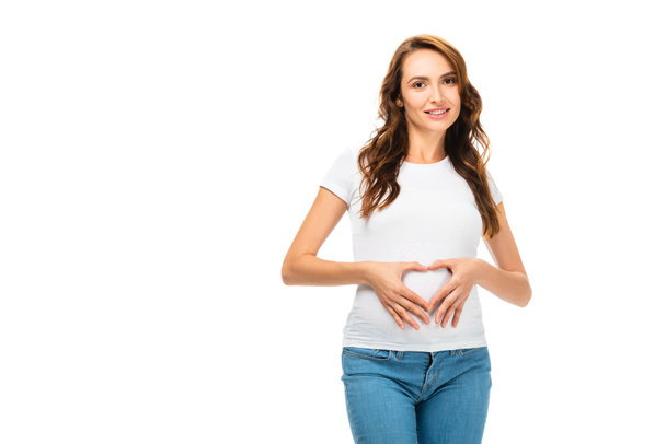 kaunis hymyilevä raskaana oleva nainen osoittaa sydämen merkki eristetty valkoinen
 - Valokuva, kuva