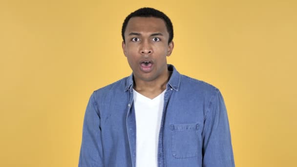 Verrast jonge Afrikaanse Man in Shock geïsoleerd op een gele achtergrond, benieuwd - Video