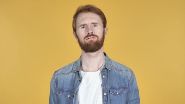 Smutná, naštvaná Redhead člověka izolované na žlutém podkladu - Záběry, video