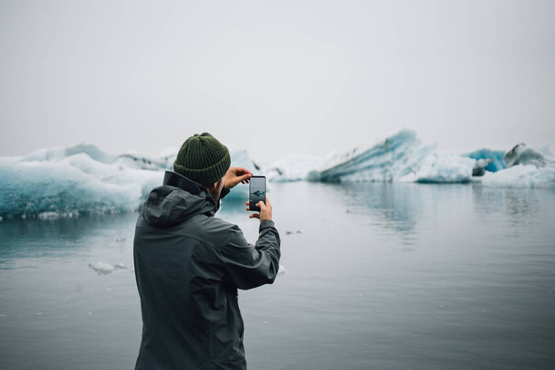 Traveler or tourist makes photos of icebergs - Zdjęcie, obraz