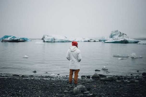 Man in white coat in glacier park - Φωτογραφία, εικόνα