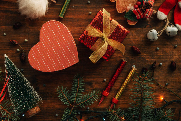 Рождественские подарки плоский вид сверху на стол украшен праздничными украшениями сезона, для счастливого Нового года
. - Фото, изображение