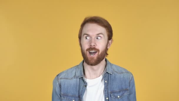 verrückt glücklich Rotschopf Mann Spaß isoliert auf gelbem Hintergrund - Filmmaterial, Video