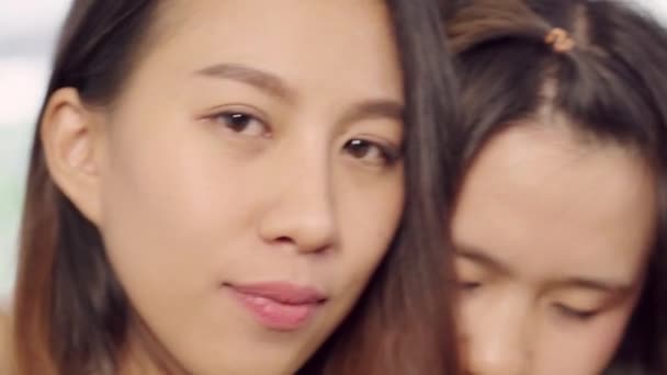 Ázsiai blogger nők használ smartphone selfie és felvétel vlog videó a nappali otthon, csoport barátja élvezni vicces pillanat, rövid idő hazudó-on dívány Mikor pihenni otthon. Szempontból. - Felvétel, videó