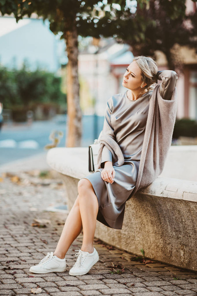 Retrato de moda de una hermosa mujer rubia con vestido elegante de seda, posando al aire libre
 - Foto, imagen