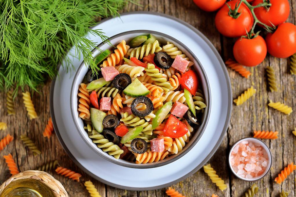 Паста салат з салямі, помідорами, огірком, оливками та селерою
. - Фото, зображення