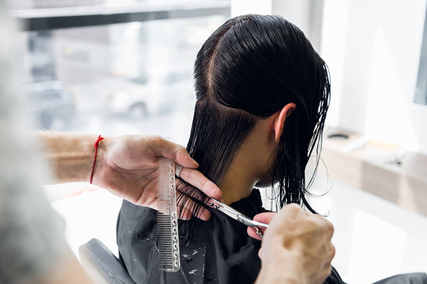 Kadeřnictví, stříhání vlasů v salonu s detailním nůžky klientů. Hřebenem - Fotografie, Obrázek