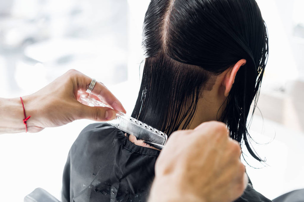Cabeleireiro cortar o cabelo de uma mulher. Close-up
. - Foto, Imagem