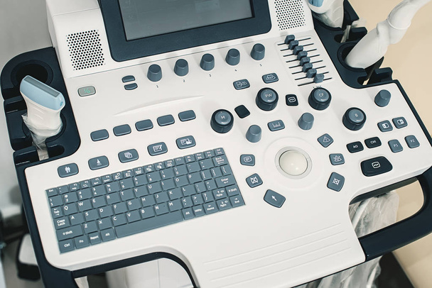 Medische apparatuur voor ultrasone diagnostiek in een kliniek. Interieur ziekenhuiskamer met ultrasoon apparaat - Foto, afbeelding