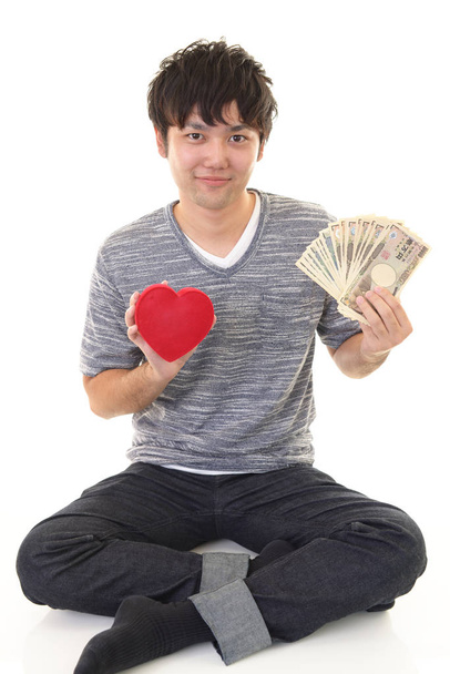Para ile gülümseyen Asyalı adam - Fotoğraf, Görsel