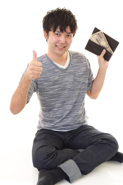 Para ile gülümseyen Asyalı adam - Fotoğraf, Görsel