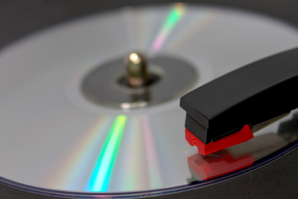 CD-Disc dreht sich auf Schallplattenspieler - Foto, Bild