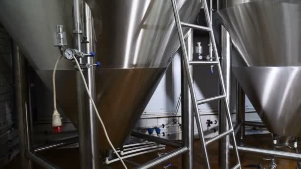 Pivo vyrábí. Velké kovové nádrže pro kvašení piva. Varny. Moder pivovarnický průmysl. Craft beer. . 4k - Záběry, video