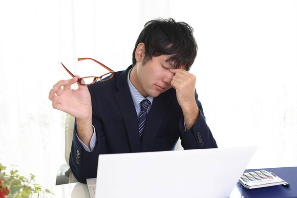 Cansado e estressado Asiático empresário
 - Foto, Imagem