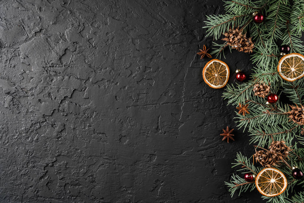 Karácsonyi dekoráció, holiday háttér, a fenyő ágak, fenyőtobozok, piros díszítéssel, fűszerek. Karácsonyt és boldog új évet téma. Lapos feküdt, top view, hely a szöveg - Fotó, kép