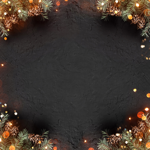 Creatieve lay-out badrand van Kerstmis Fir takken met dennenappels op donkere vakantie achtergrond met licht. Xmas en gelukkig Nieuwjaar thema, bokeh, vonken, gloeien. Plat lag, top uitzicht, ruimte voor tekst - Foto, afbeelding