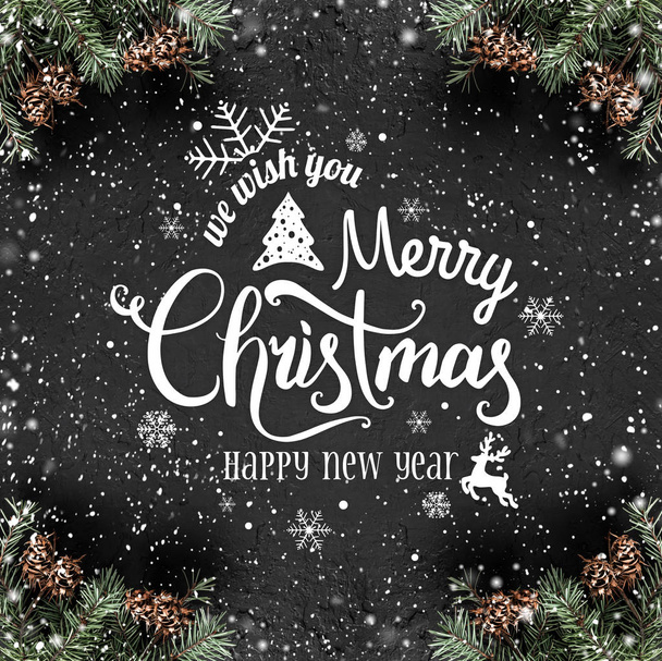クリスマスと新年モミの枝、松ぼっくり、雪片のフレームの暗い休日背景に誤植。クリスマスと幸せな新年のテーマは、雪。フラット横たわっていた、トップ ビュー - 写真・画像
