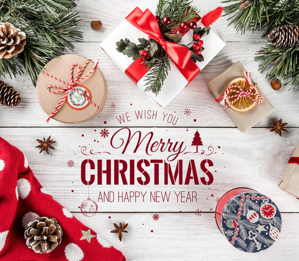 Vánoce a nový rok typografické na bílém pozadí dřevěná s větvemi jedlí, dárky. Téma Vánoce a šťastný nový rok, sníh, bokeh. Plochá ležel, horní pohled - Fotografie, Obrázek