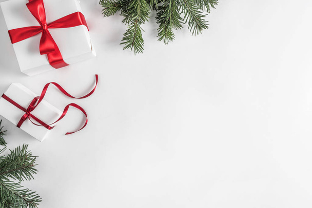 Noel hediye kutuları çam dalları, çam kozalakları, kırmızı dekorasyon beyaz zemin üzerine. Noel ve mutlu yeni yıl tema. Düz yatıyordu, en iyi görünüm, metin için yer - Fotoğraf, Görsel